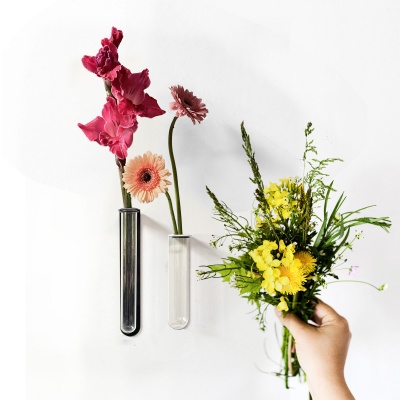 Flower vase / magnetic